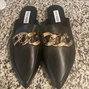 Finn Chain Pointed Toe Mule